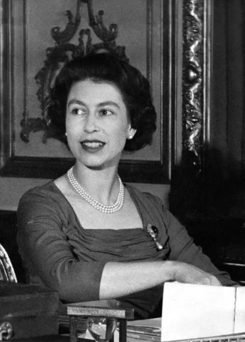 Framed Print : Queen Elizabeth II at her desk in Buckingham Palace looking through her correspondence Framed Print : Queen Elizabeth II at her desk in Buckingham Palace looking through her correspondence