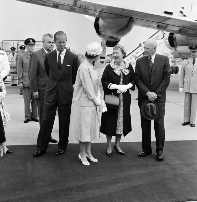 Framed Print : Queen Elizabeth II and The Duke of Edinburgh welcome President Eisenhower Framed Print : Queen Elizabeth II and The Duke of Edinburgh welcome President Eisenhower