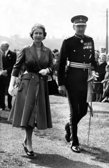 Framed Print : Queen Elizabeth II with the Duke of Northumberland during a visit to Holy Island