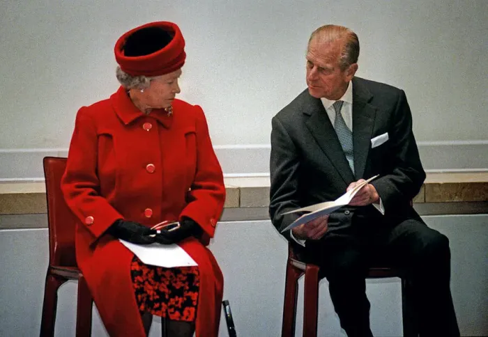 Framed Print : Queen Elizabeth II in Edinburgh, November 1998 With the Duke of Edinburgh Framed Print : Queen Elizabeth II in Edinburgh, November 1998 With the Duke of Edinburgh