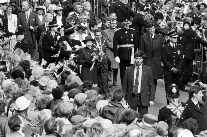 Framed Print : Queen Elizabeth II greets well-wishers at the Parade, Leamington Spa, Warwickshire Framed Print : Queen Elizabeth II greets well-wishers at the Parade, Leamington Spa, Warwickshire