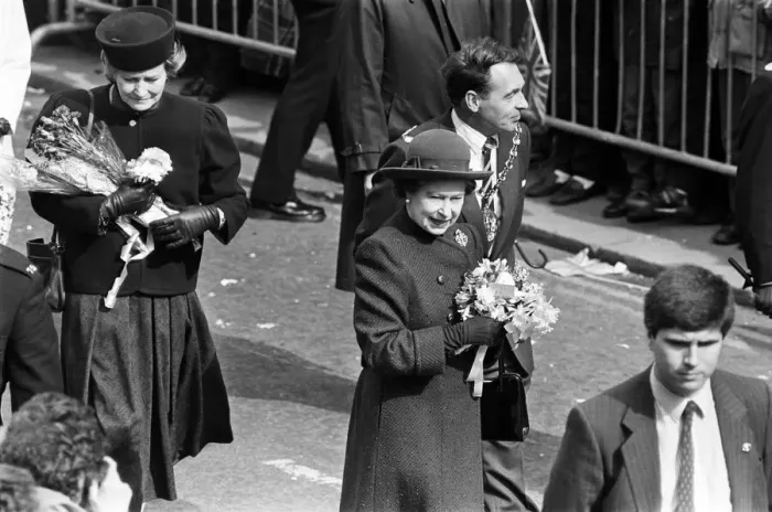 Framed Print : Queen Elizabeth II greets well-wishers at the Parade, Leamington Spa, Warwickshire Framed Print : Queen Elizabeth II greets well-wishers at the Parade, Leamington Spa, Warwickshire