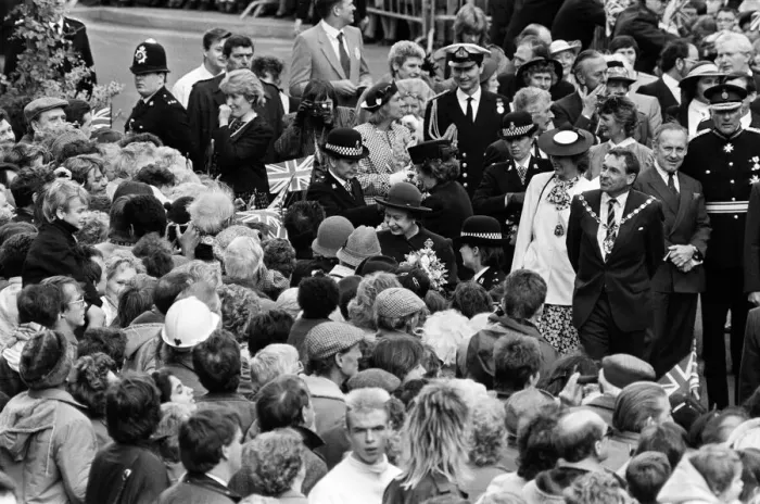Framed Print : Queen Elizabeth II greets well-wishers at the Parade, Leamington Spa, Warwickshire Framed Print : Queen Elizabeth II greets well-wishers at the Parade, Leamington Spa, Warwickshire