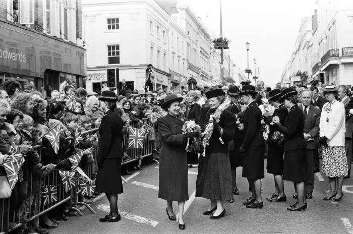 Framed Print : Queen Elizabeth II greets well-wishers at the Parade, Leamington Spa, Warwickshire Framed Print : Queen Elizabeth II greets well-wishers at the Parade, Leamington Spa, Warwickshire