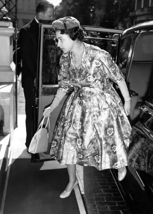 Framed Print : Queen Elizabeth II heads to meet a party of Journalists in London to talk about the work Framed Print : Queen Elizabeth II heads to meet a party of Journalists in London to talk about the work