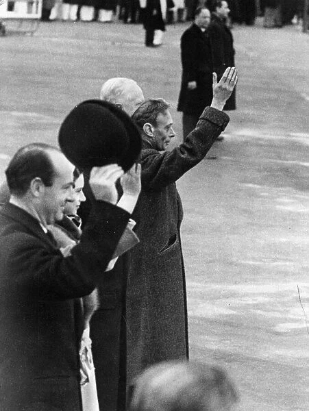 Queen Elizabeth II, King George VI waves farwell to his daughter Princess Elizabeth