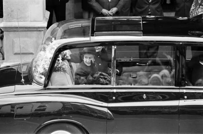 Framed Print : Queen Elizabeth II at Leamington Spa Town Hall, Warwickshire. 24th March 1988 Framed Print : Queen Elizabeth II at Leamington Spa Town Hall, Warwickshire. 24th March 1988