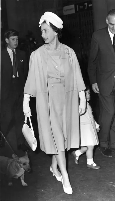 Framed Print : Queen Elizabeth II leaving for a winter break at Balmoral with children Framed Print : Queen Elizabeth II leaving for a winter break at Balmoral with children