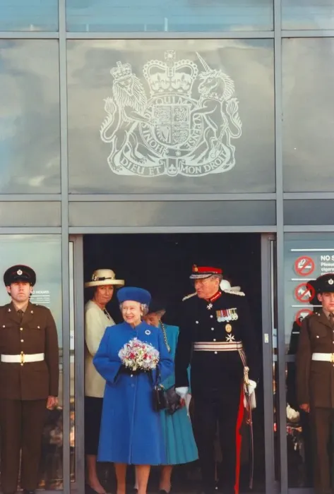 Framed Print : Queen Elizabeth II officially opens the new magistrates courts in Millbank