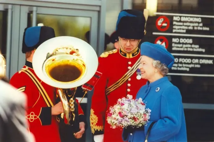 Framed Print : Queen Elizabeth II officially opens the new magistrates courts in Millbank Framed Print : Queen Elizabeth II officially opens the new magistrates courts in Millbank