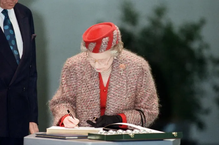 Framed Print : Queen Elizabeth II opening the new terminal at Stansted Airport. 15th March 1991 Framed Print : Queen Elizabeth II opening the new terminal at Stansted Airport. 15th March 1991