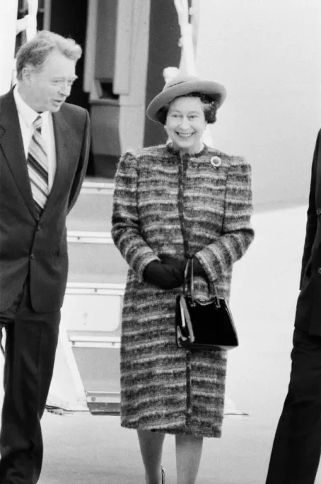 Framed Print : Queen Elizabeth II opens London City Airport, to the East of London Framed Print : Queen Elizabeth II opens London City Airport, to the East of London