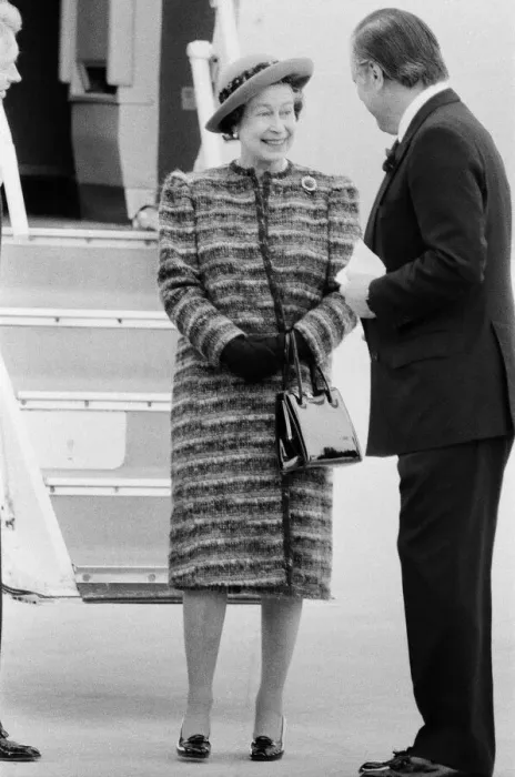 Framed Print : Queen Elizabeth II opens London City Airport, to the East of London Framed Print : Queen Elizabeth II opens London City Airport, to the East of London