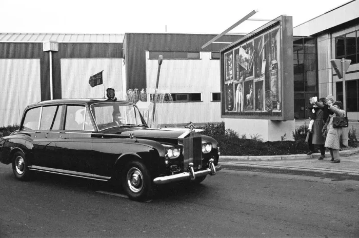 Framed Print : Queen Elizabeth II opens London City Airport, to the East of London Framed Print : Queen Elizabeth II opens London City Airport, to the East of London