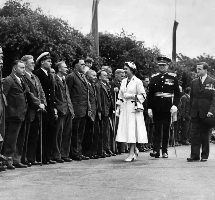 Framed Print : Queen Elizabeth II with the patients of Rockwood Hospital, Cardiff. 10th July 1953 Framed Print : Queen Elizabeth II with the patients of Rockwood Hospital, Cardiff. 10th July 1953