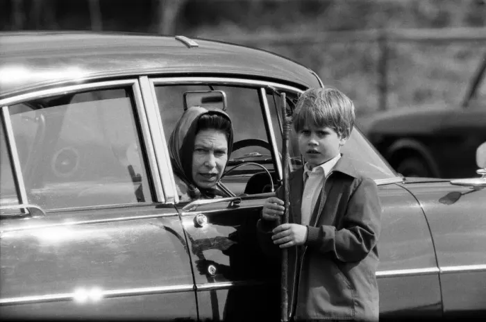 Framed Print : Queen Elizabeth II and Prince Edward at Windsor Great Park, Berkshire. 1st May 1971