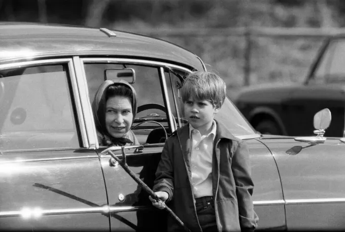 Framed Print : Queen Elizabeth II and Prince Edward at Windsor Great Park, Berkshire. 1st May 1971