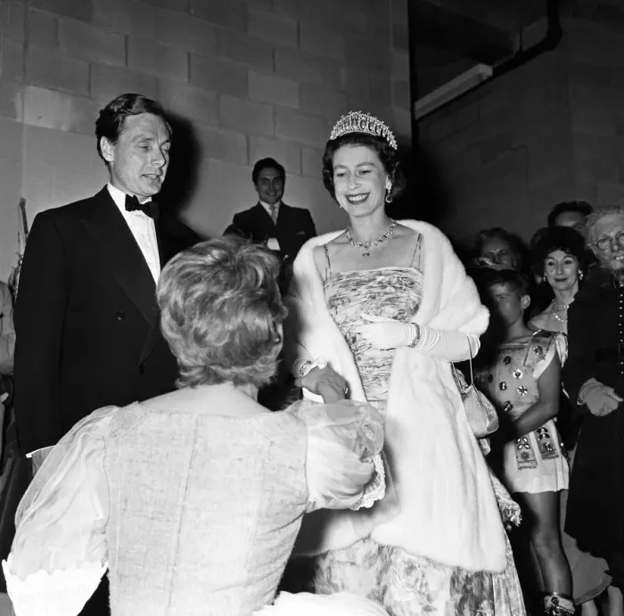Framed Print : Queen Elizabeth II and Prince Philip, Duke of Edinburgh pictured during the Royal tour of Framed Print : Queen Elizabeth II and Prince Philip, Duke of Edinburgh pictured during the Royal tour of