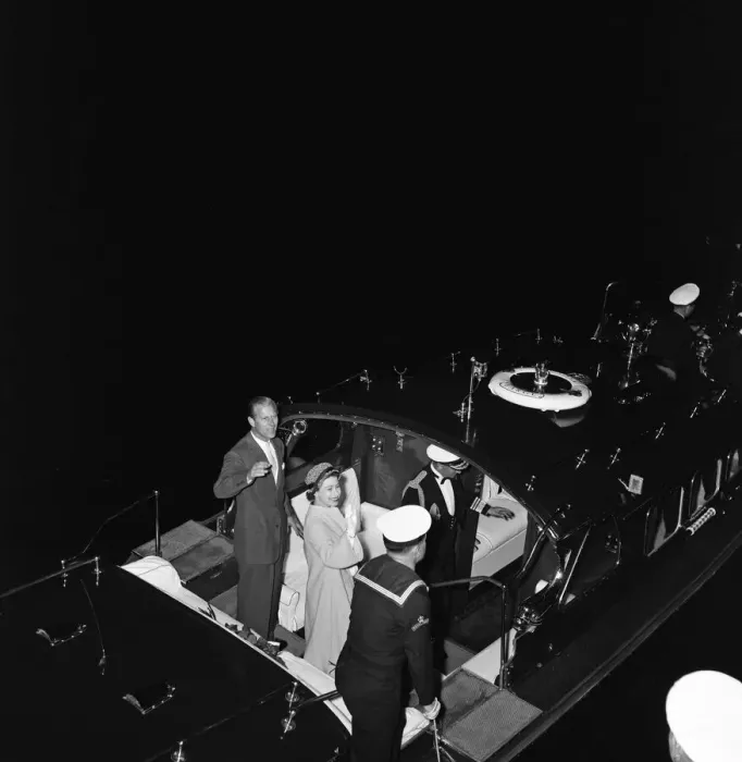 Framed Print : Queen Elizabeth II and Prince Philip, Duke of Edinburgh ending their state visit to Framed Print : Queen Elizabeth II and Prince Philip, Duke of Edinburgh ending their state visit to