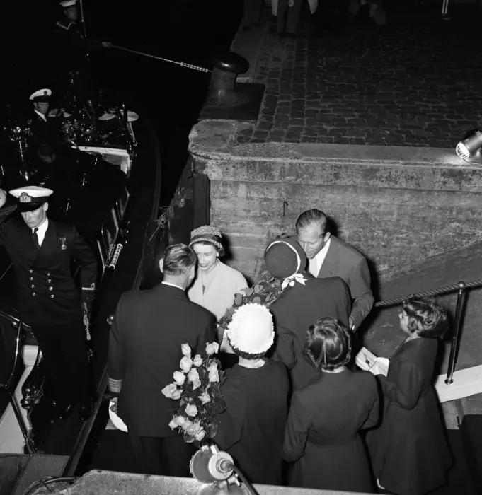 Framed Print : Queen Elizabeth II and Prince Philip, Duke of Edinburgh ending their state visit to Framed Print : Queen Elizabeth II and Prince Philip, Duke of Edinburgh ending their state visit to