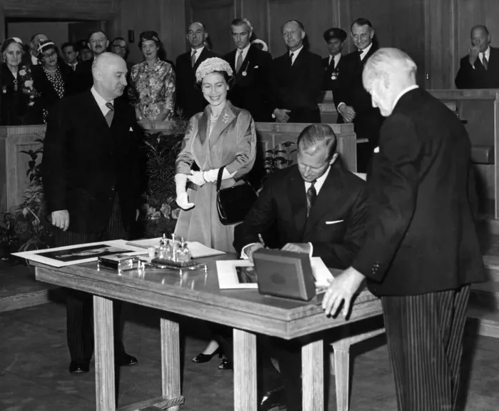 Framed Print : Queen Elizabeth II and Prince Philip, Duke of Edinburgh, visiting Chester Framed Print : Queen Elizabeth II and Prince Philip, Duke of Edinburgh, visiting Chester