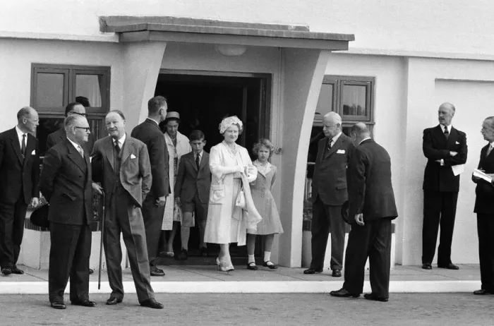 Framed Print : Queen Elizabeth II and Prince Philip, Duke of Edinburgh return to England at the end of Framed Print : Queen Elizabeth II and Prince Philip, Duke of Edinburgh return to England at the end of