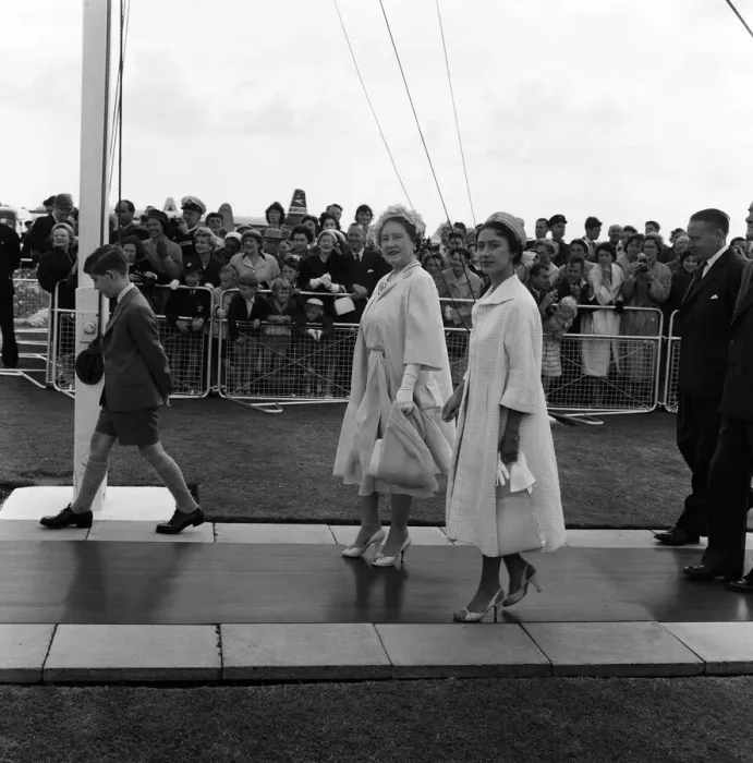 Framed Print : Queen Elizabeth II and Prince Philip, Duke of Edinburgh return to England at the end of Framed Print : Queen Elizabeth II and Prince Philip, Duke of Edinburgh return to England at the end of