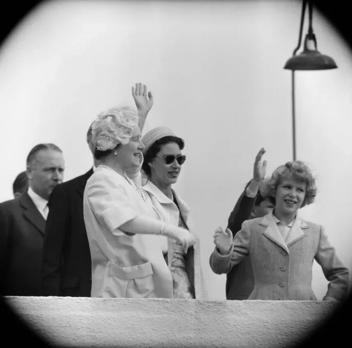 Framed Print : Queen Elizabeth II and Prince Philip, Duke of Edinburgh return to England at the end of Framed Print : Queen Elizabeth II and Prince Philip, Duke of Edinburgh return to England at the end of