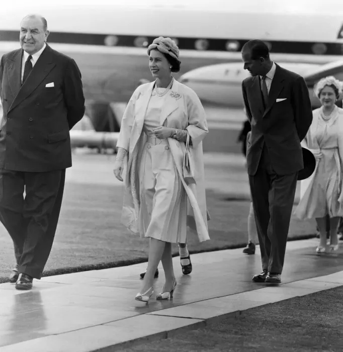 Framed Print : Queen Elizabeth II and Prince Philip, Duke of Edinburgh return to England at the end of Framed Print : Queen Elizabeth II and Prince Philip, Duke of Edinburgh return to England at the end of