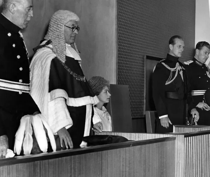 Framed Print : Queen Elizabeth II and Prince Philip, Duke of Edinburgh visit Manchester Law Courts