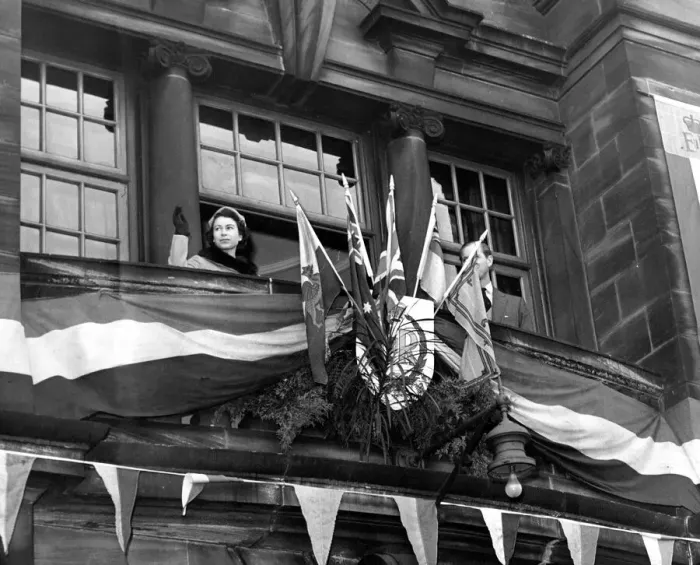 Framed Print : Queen Elizabeth II with Prince Philip acknowledges the cheers of the crowd from