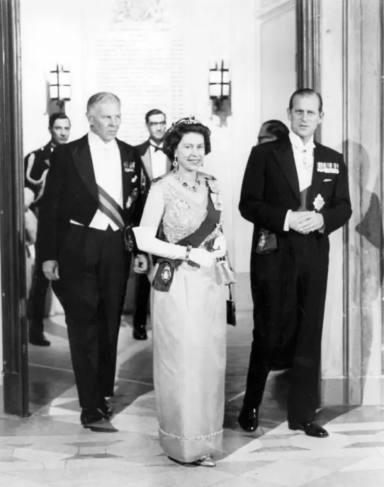 Framed Print : Queen Elizabeth II and Prince Philip arrival at the state banquet in Malta Framed Print : Queen Elizabeth II and Prince Philip arrival at the state banquet in Malta