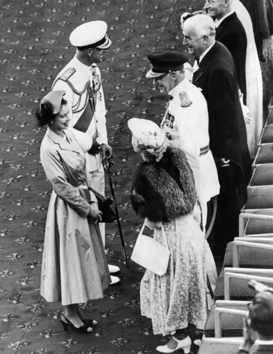 Framed Print : Queen Elizabeth II and Prince Philip say goodbye at Fremantle, Australia to Lieut-Gen