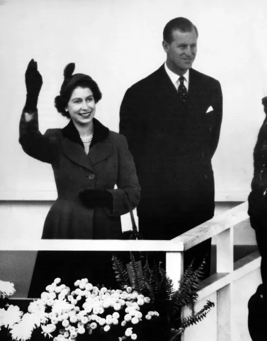 Framed Print : Queen Elizabeth II and Prince Philip visiting Birmingham. 3rd November 1955 Framed Print : Queen Elizabeth II and Prince Philip visiting Birmingham. 3rd November 1955