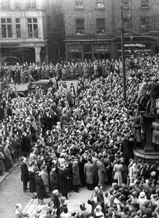 Framed Print : Queen Elizabeth II, Princess Elizabeth - Coronation Proclamation Scenes - Crowds in St Framed Print : Queen Elizabeth II, Princess Elizabeth - Coronation Proclamation Scenes - Crowds in St