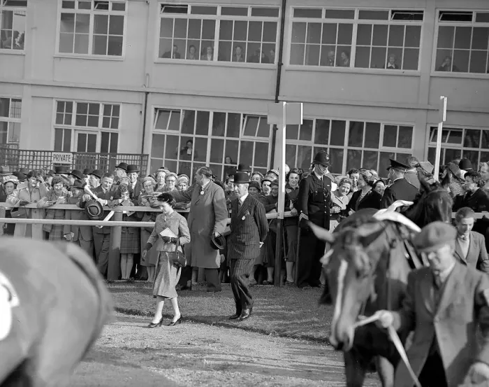 Framed Print : Queen Elizabeth II and the Queen Mother arrive at Cheltenham racecourse for the Festival Framed Print : Queen Elizabeth II and the Queen Mother arrive at Cheltenham racecourse for the Festival