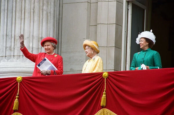 Queen Elizabeth II, Queen Mother & Princess Margaret on the balcony of Buckingham Palace