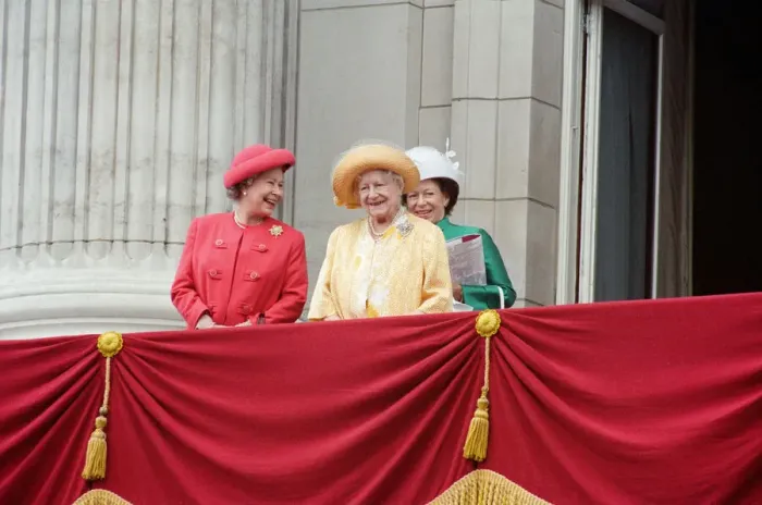 Framed Print : Queen Elizabeth II, Queen Mother & Princess Margaret on the balcony of Buckingham Palace Framed Print : Queen Elizabeth II, Queen Mother & Princess Margaret on the balcony of Buckingham Palace