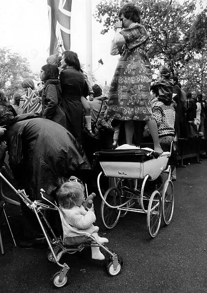 Queen Elizabeth II Silver Jubilee June 1977 Mum borrows baby