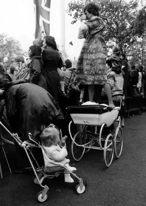 Framed Print : Queen Elizabeth II Silver Jubilee June 1977 Mum borrows baby Framed Print : Queen Elizabeth II Silver Jubilee June 1977 Mum borrows baby