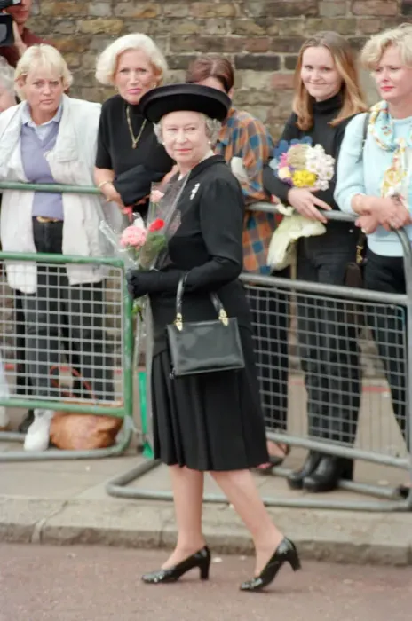 Framed Print : Queen Elizabeth II at St Jamess Palace to pay her respects to Princess Diana