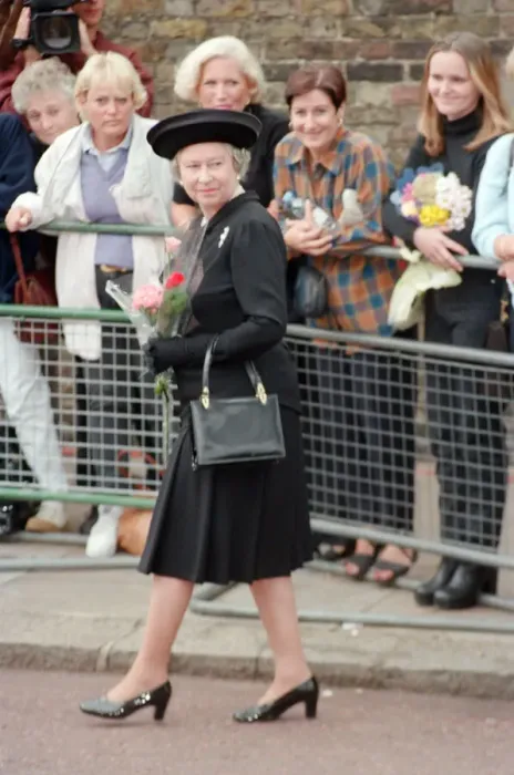 Framed Print : Queen Elizabeth II at St Jamess Palace to pay her respects to Princess Diana Framed Print : Queen Elizabeth II at St Jamess Palace to pay her respects to Princess Diana