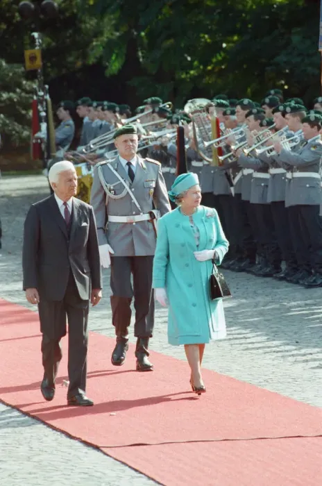 Framed Print : Queen Elizabeth II during her state visit to Germany. Pictured with the President of Framed Print : Queen Elizabeth II during her state visit to Germany. Pictured with the President of