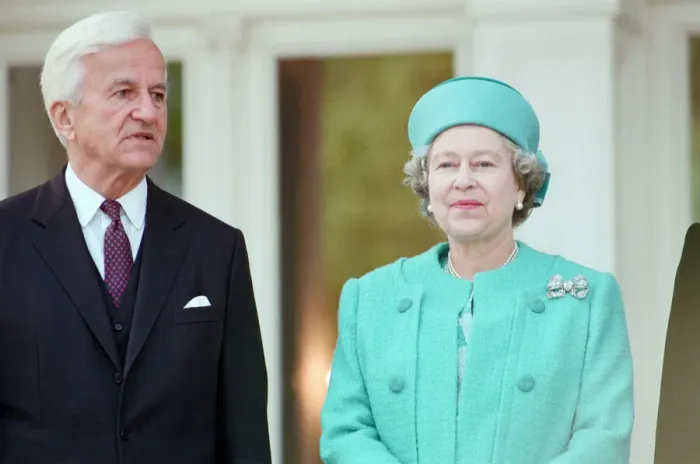 Framed Print : Queen Elizabeth II during her state visit to Germany. Pictured with the President of Framed Print : Queen Elizabeth II during her state visit to Germany. Pictured with the President of