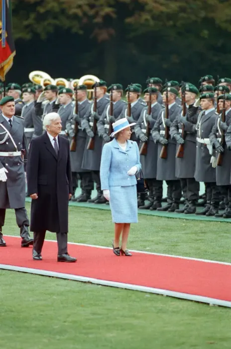 Framed Print : Queen Elizabeth II during her state visit to Germany. Pictured with the President of Framed Print : Queen Elizabeth II during her state visit to Germany. Pictured with the President of