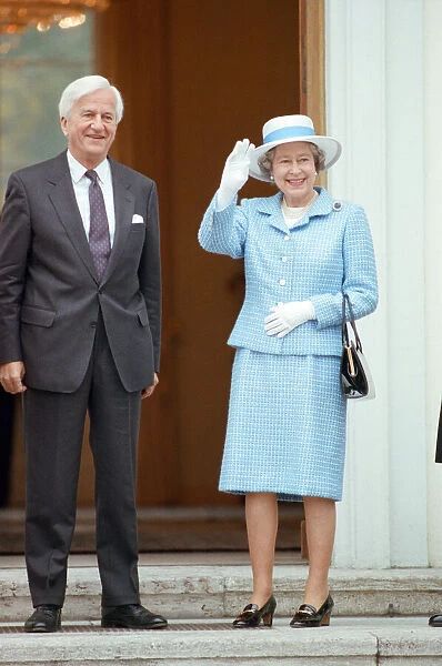 Queen Elizabeth II during her state visit to Germany. Pictured with the President of
