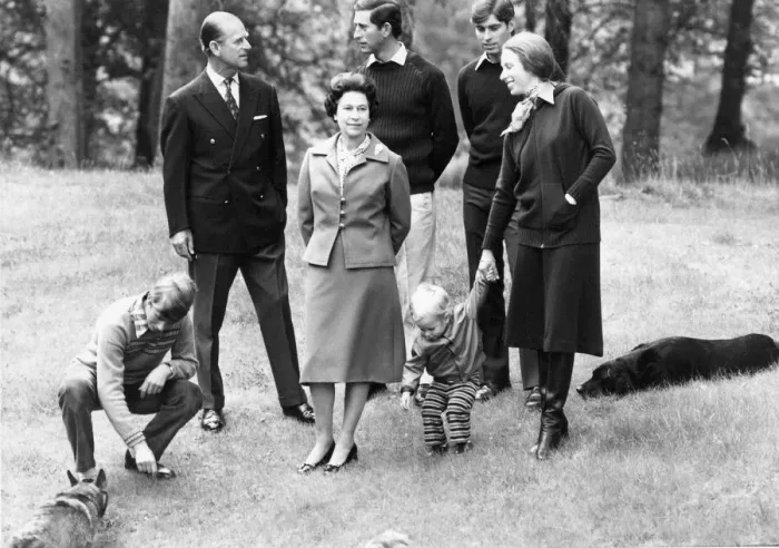 Framed Print : Queen Elizabeth II takes a stroll in the grounds of Balmoral Castle with Prince Philip Framed Print : Queen Elizabeth II takes a stroll in the grounds of Balmoral Castle with Prince Philip