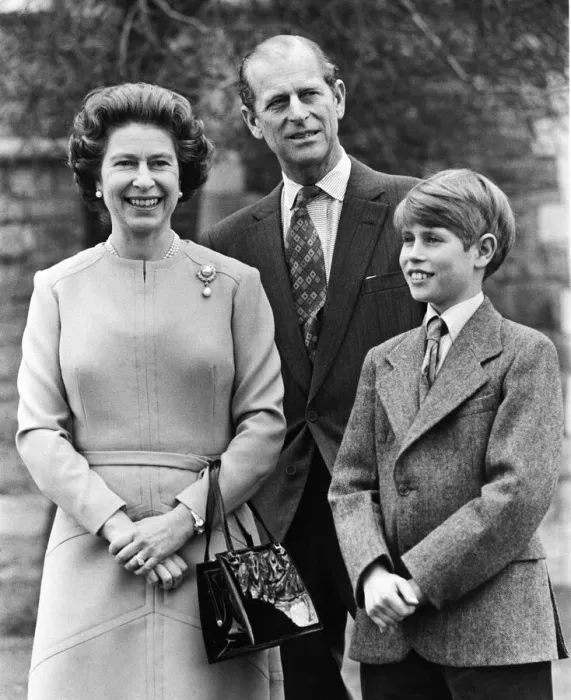Framed Print : Queen Elizabeth II takes a stroll in the grounds of Windsor Castle with Prince Philip Framed Print : Queen Elizabeth II takes a stroll in the grounds of Windsor Castle with Prince Philip