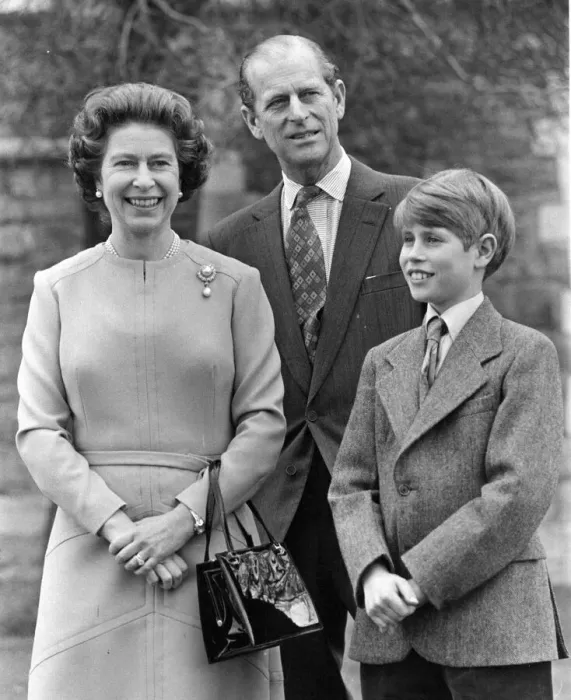 Framed Print : Queen Elizabeth II takes a stroll in the grounds of Windsor Castle with Prince Philip Framed Print : Queen Elizabeth II takes a stroll in the grounds of Windsor Castle with Prince Philip