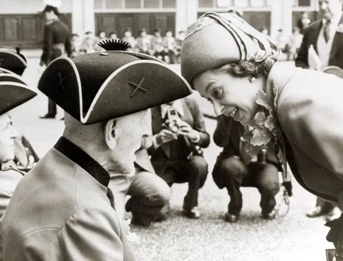 Framed Print : Queen Elizabeth II talking to 93-year-old Bill Avery Chelsea Pensioners on Parade